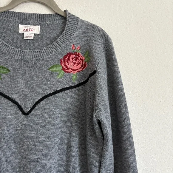 New with tags- Ariat Sharp Shooter Sweater with Floral Embroidery- size Medium - Picture 3 of 8